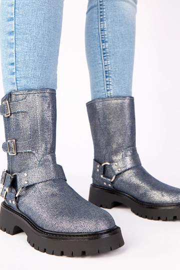 Bottines bleues ornées de...