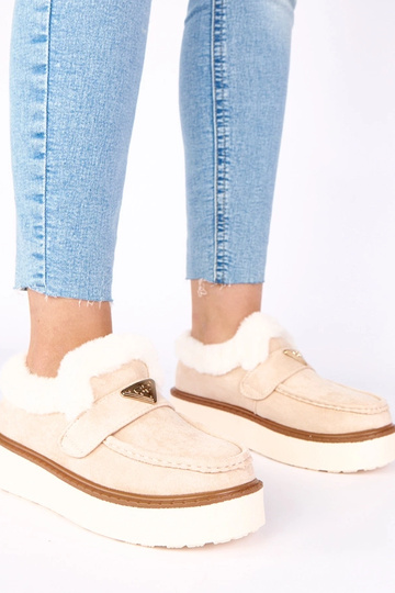 Licht zandkleurige mocassins, gevoerd met bont „Loafy"