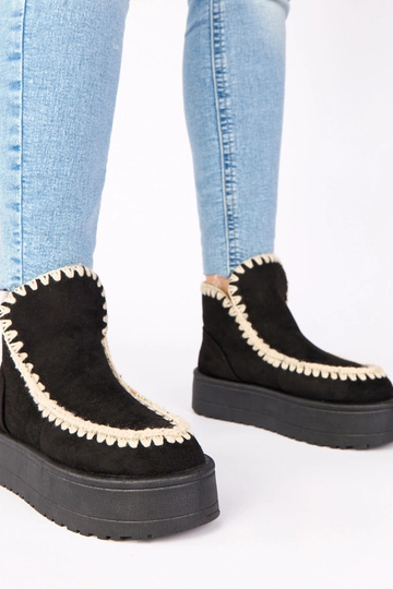 Bottes de neige noires sur plateforme avec broderies décoratives „Alwena"