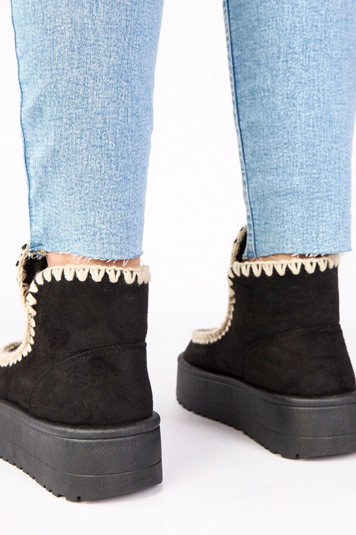 Zwarte sneeuwlaarzen op een platform...