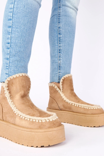 Bottes de neige beiges foncées sur plateforme avec broderies décoratives „Alwena"