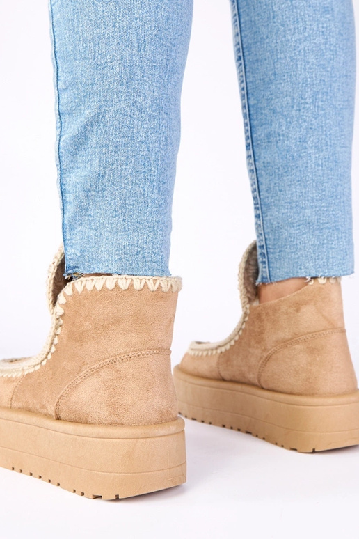 Donker zandkleurige sneeuwlaarzen op...