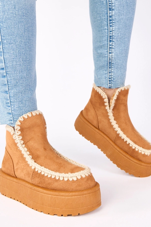 Bottes de neige marron sur plateforme...