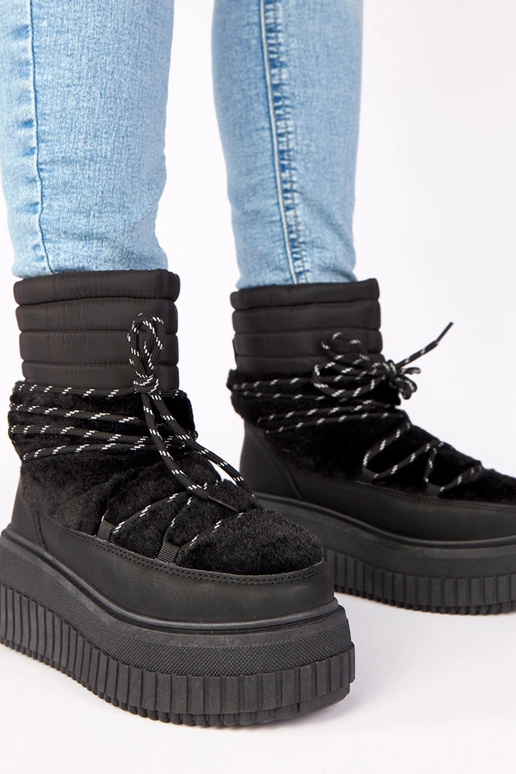 Schwarze Schneestiefel auf Plattform...