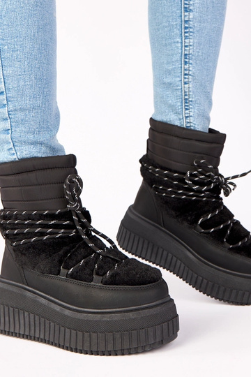 Schwarze Schneestiefel auf... 2