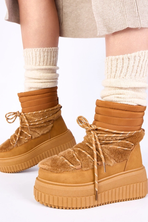 Bottes de neige marron sur plateforme...
