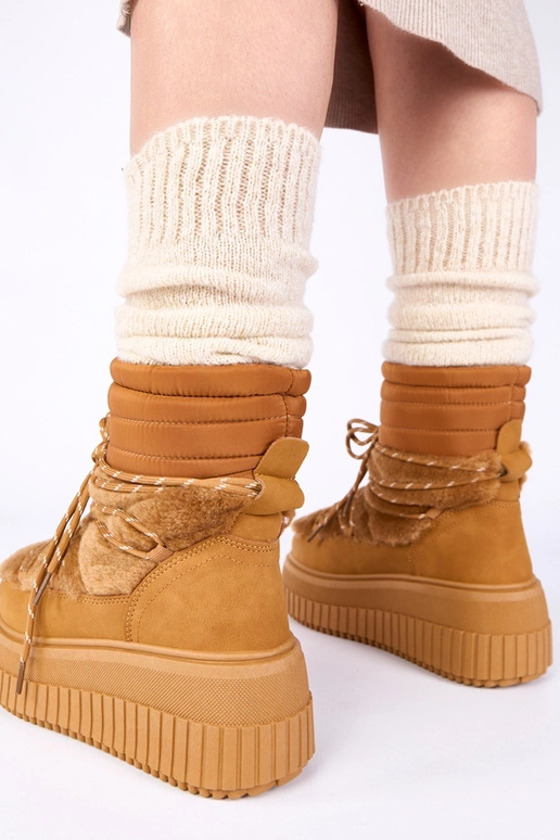 Bottes de neige marron sur plateforme...