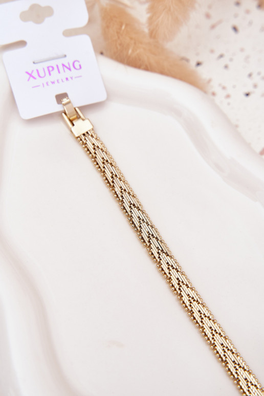 Un bracelet Féminin couleur dorée