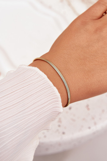 Un bracelet Serpent Fabriqué en acier chirurgical couleur dorée