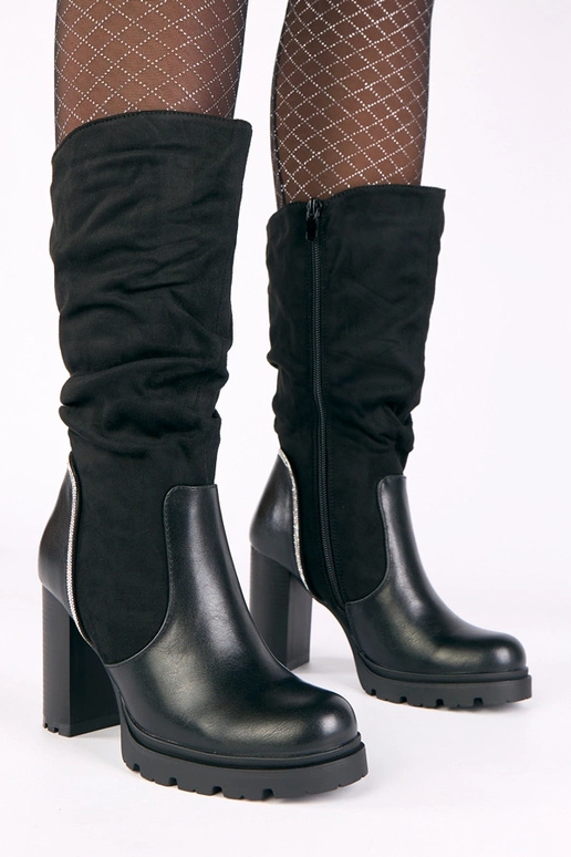 Bottines noires à talon décorées de...