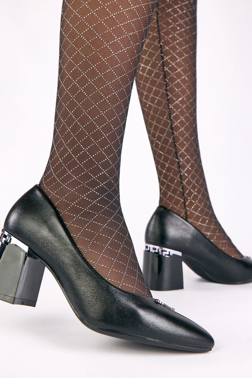 Schwarze Schuhe mit dekorativem...