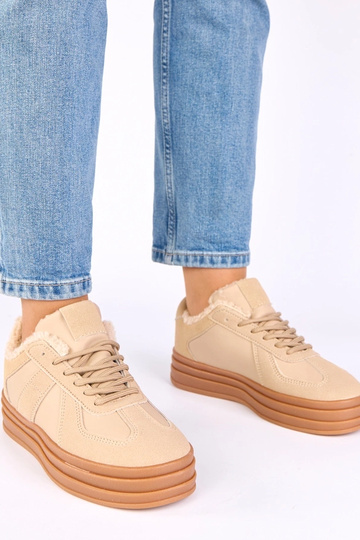 Sandfarbene Sport-Schuhe...