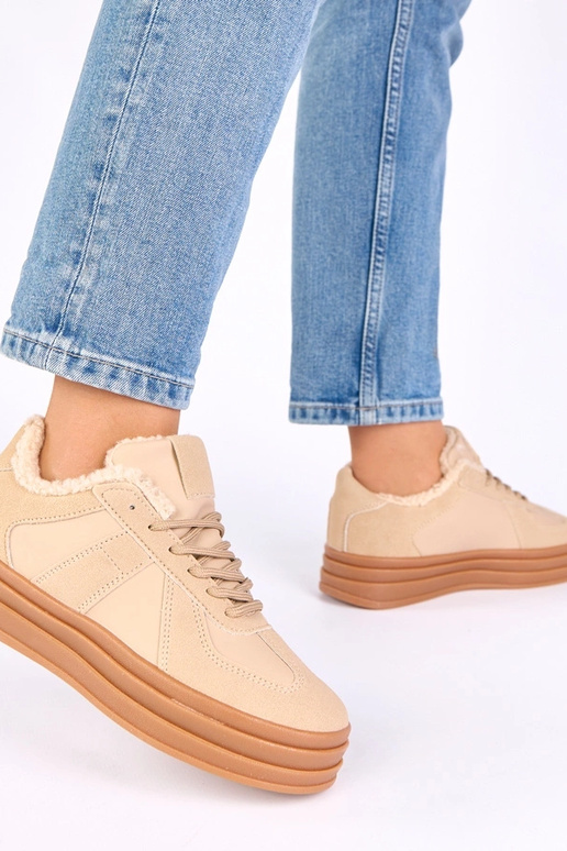 Zandkleurige sportschoenen verwarmd...