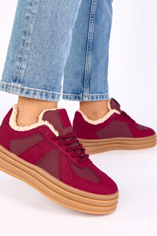 Bordeauxkleurige sportschoenen...