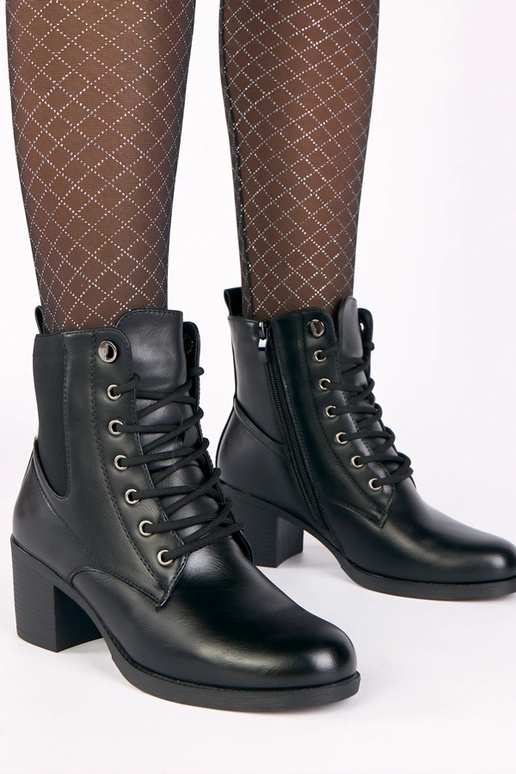 Schwarze Stiefeletten auf Absatz mit...