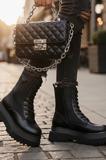 Schwarze matte Stiefeletten auf Plateau Lassi 2