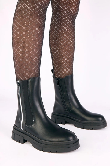 Zwarte schoenen op een...