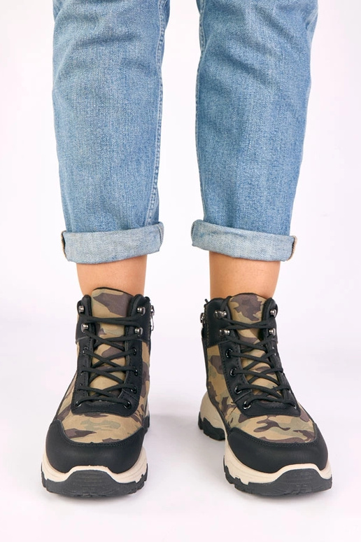 Zwarte sneakers op een platform met...