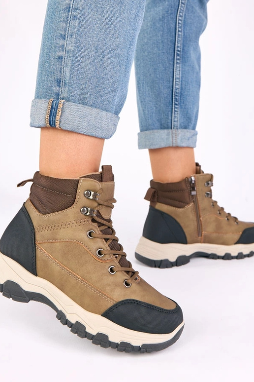 Donker zandkleurige sneakers op een...