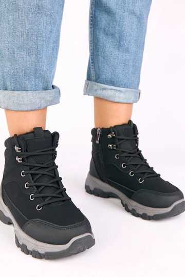 Zwarte sneakers op een...