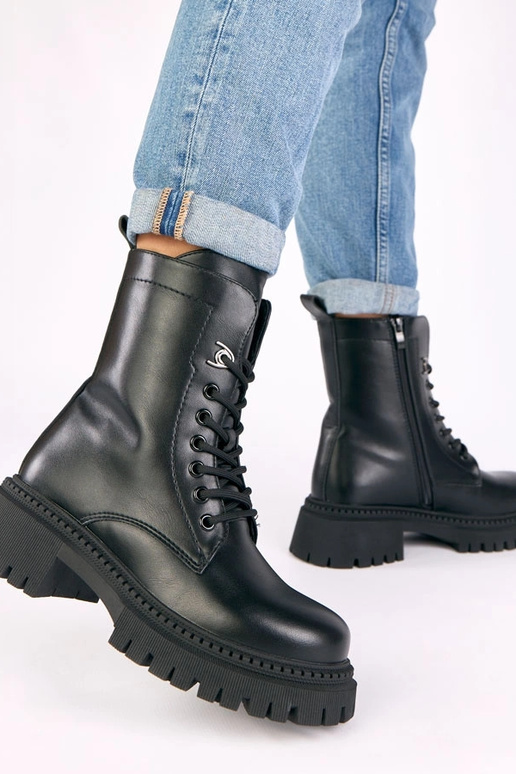 Zwarte klassieke schoenen op een...