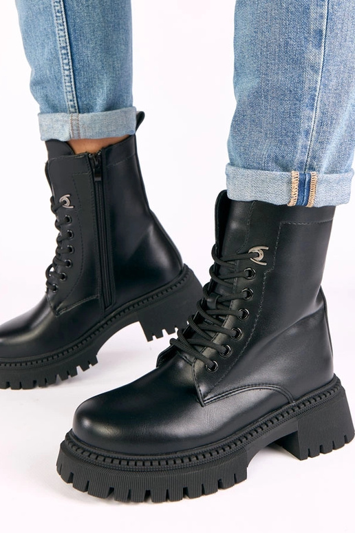 Zwarte klassieke schoenen op een...