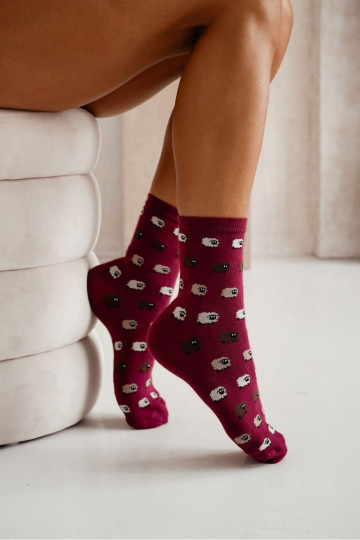 Bordeauxfarbene Damensocken mit Schafmotiven