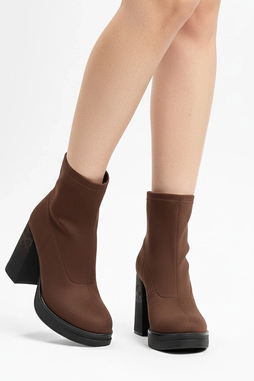 Bruine laarsjes met hak en...