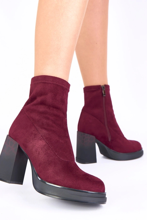 Violette Stiefel mit Absatz im...