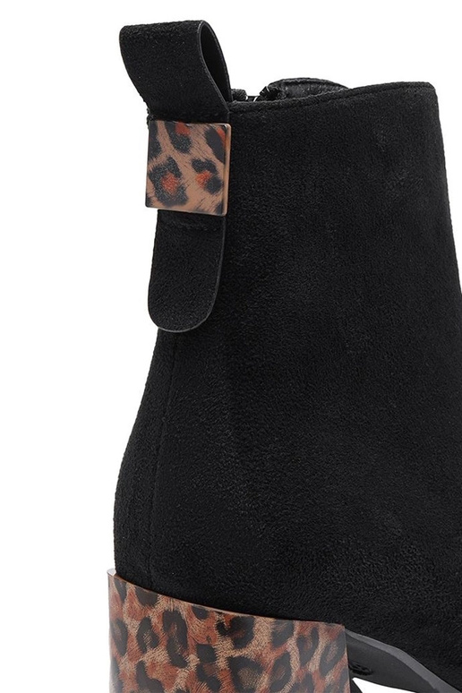 Schwarze Stiefel mit lackiertem...