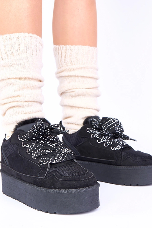 Schwarze Freizeitschuhe auf Plattform...