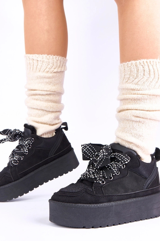 Schwarze Freizeitschuhe auf Plattform...