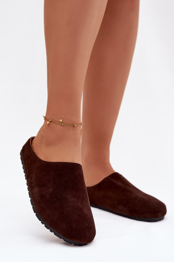 Chocoladekleurige dames slippers van kunstsuède Kalvess 2