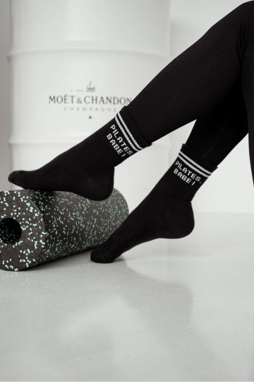 Socken Feminin mit einer Notiz PILATES, BABE! schZuarze Farbe