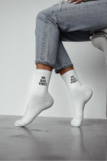Dames sokken met de tekst "NO BAD VIBES" wit