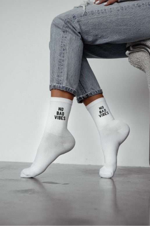 Socken Feminin mit einer Notiz NO BAD VIBES Zueiße Farbe