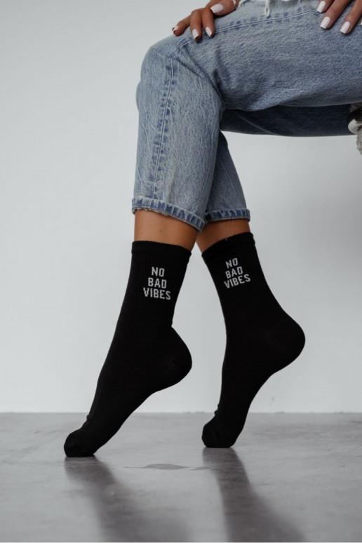 Socken Feminin mit einer Notiz NO BAD VIBES schZuarze Farbe