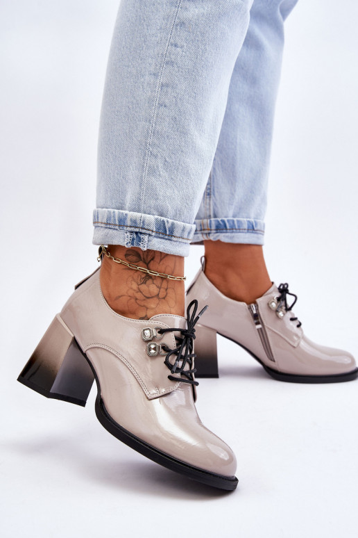 À la mode chaussures avec des talons couleur grise Darren