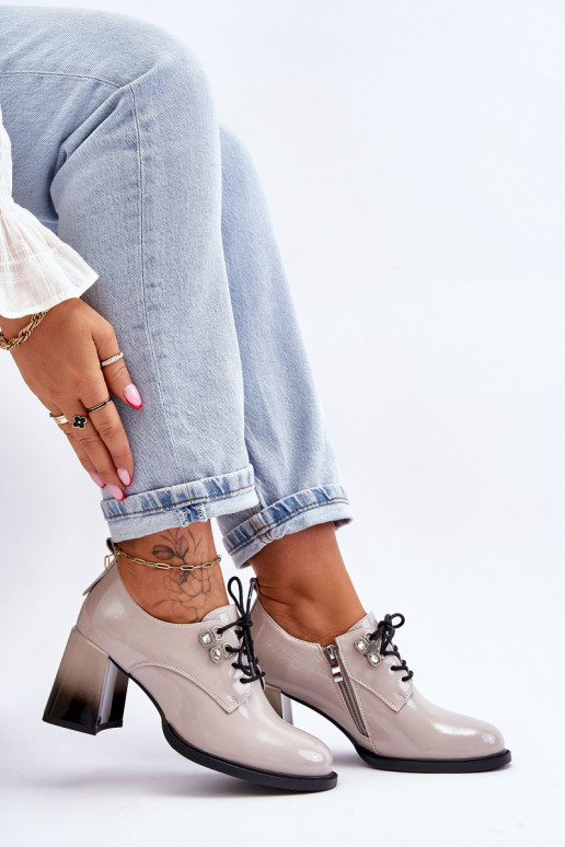 À la mode chaussures avec des talons couleur grise Darren