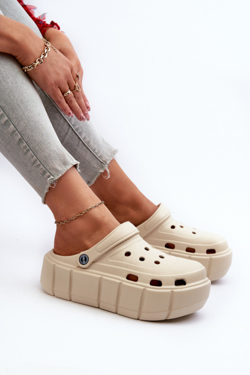 Pantoufles légères Pantoufles pour femmes avec une plateforme beige Itubia