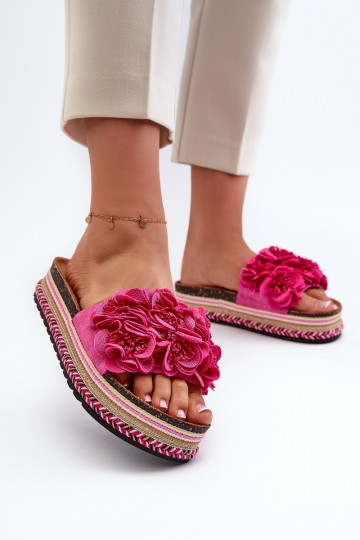 Pantoufles pour femmes avec une plateforme Ozdobione avec des motifs florauxkami couleur rose Nodina
