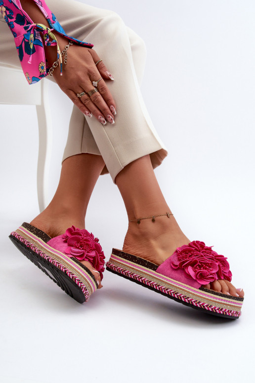 Pantoufles pour femmes avec une plateforme Ozdobione avec des motifs florauxkami couleur rose Nodina