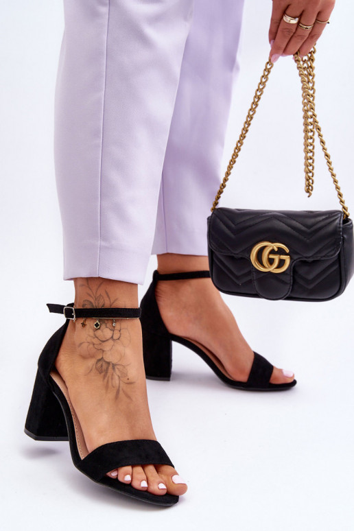 en daim des sandales avec des talons couleur noire Il fautdame