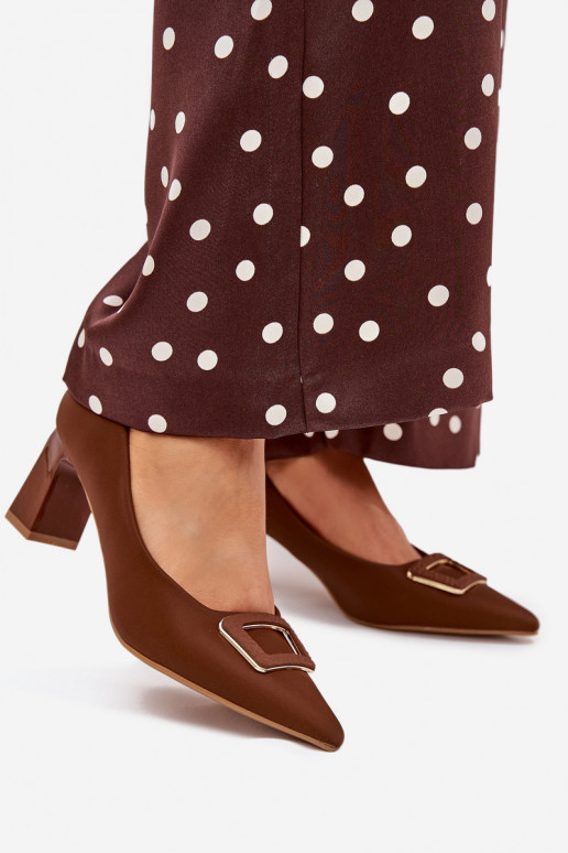 Chaussures avec des talons décorer avec boucles marron Seriva