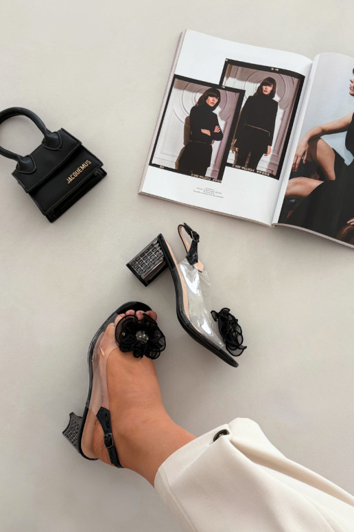 des sandales avec des talons avec des ornements D&A MR52-238 couleur noire