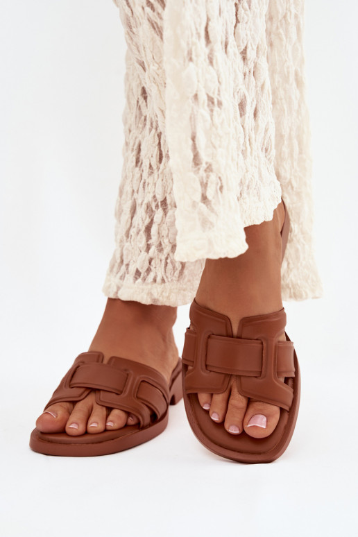 Damenhausschuhe mit breiten Absätzen braune Farbe Lorania