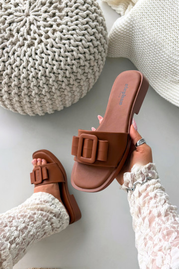 Chaussons pour femmes avec larges talons et boucles marron « Melivra »