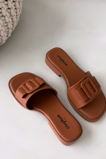 Chaussons pour femmes avec larges talons et boucles marron « Melivra » 2