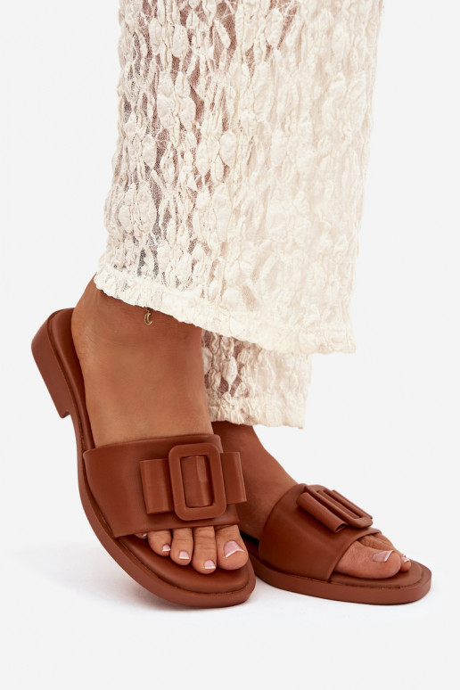 Pantoufles pour femmes avec des talons larges avec boucles marron Melivra