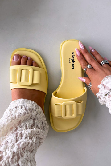 Chaussons pour femmes avec larges talons et boucles jaunes « Melivra » 2